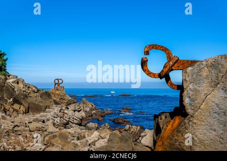 Donostia San Sebastian, Baskenland, Spanien - 09.10.2017. Moderne Skulptur Peine del Viento. Stockfoto