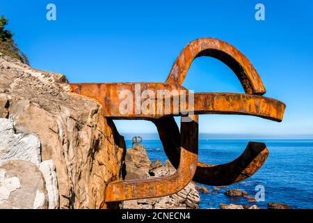 Donostia San Sebastian, Baskenland, Spanien - 09.10.2017. Moderne Skulptur Peine del Viento. Stockfoto