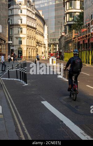 Zusätzliche Pop-up-Radweg und Bürgersteig Raum soziale Distanzierung aufgrund covid-19, City of London, Großbritannien Stockfoto