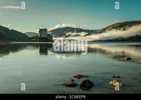 Eilean Donan Castle und Loch Duich in der Morgendämmerung, Schottland Stockfoto