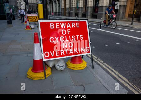 Schild für zusätzliche Pop-up-Radweg und Bürgersteig Raum soziale Distanzierung aufgrund covid-19, City of London, Großbritannien Stockfoto