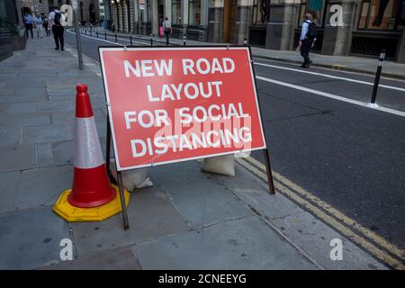 Schild für zusätzliche Pop-up-Radweg und Bürgersteig Raum soziale Distanzierung aufgrund covid-19, City of London, Großbritannien Stockfoto