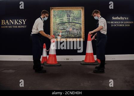 London, Großbritannien. September 2020. Gesperrt bis Freitag, 18 2020. September, 13:30 Uhr BST. Banksy's 'Show Me the Monet' wurde am 18. September 2020 im Sotheby's in Central London, Großbritannien, ausgestellt. Banksys zeitgenössische Darstellung der japanischen Brücke in seinem Garten in Giverny durch Claude Monet wird Teil von Sotheby's Live-Stream-Auktion am 21. Oktober 2020 sein. (Foto: Claire Doherty/Sipa USA) Quelle: SIPA USA/Alamy Live News Stockfoto