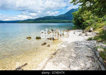 Blick auf den See Akan (阿寒湖 oder Akanko) in Hokkaido, Japan aus der Nähe von Akanko Onsen im Akan Mashu Nationalpark Stockfoto