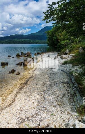 Blick auf den See Akan (阿寒湖 oder Akanko) in Hokkaido, Japan aus der Nähe von Akanko Onsen im Akan Mashu Nationalpark Stockfoto