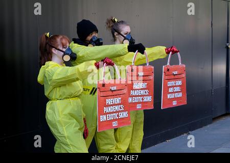 Strand, London, Großbritannien. September 2020. PETA inszeniert auf der London Fashion Week einen Protest gegen exotische Felle. Kredit: Matthew Chattle/Alamy Live Nachrichten Stockfoto