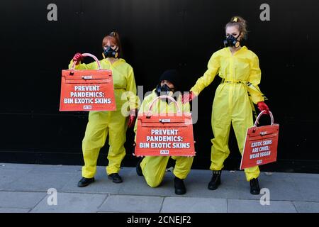 Strand, London, Großbritannien. September 2020. PETA inszeniert auf der London Fashion Week einen Protest gegen exotische Felle. Kredit: Matthew Chattle/Alamy Live Nachrichten Stockfoto