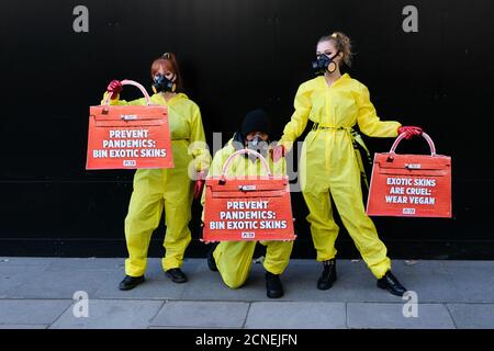 Strand, London, Großbritannien. September 2020. PETA inszeniert auf der London Fashion Week einen Protest gegen exotische Felle. Kredit: Matthew Chattle/Alamy Live Nachrichten Stockfoto