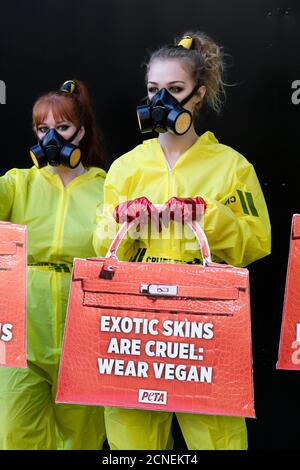 Strand, London, Großbritannien. September 2020. PETA inszeniert auf der London Fashion Week einen Protest gegen exotische Felle. Kredit: Matthew Chattle/Alamy Live Nachrichten Stockfoto