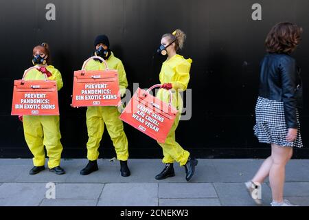 Strand, London, Großbritannien. September 2020. PETA inszeniert auf der London Fashion Week einen Protest gegen exotische Felle. Kredit: Matthew Chattle/Alamy Live Nachrichten Stockfoto