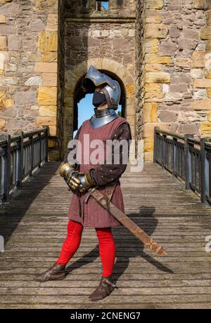 Dirleton, East Lothian, Schottland, Großbritannien, 18. September 2020. Dirleton Castle Wiedereröffnung: Historische Umgebung Schottland eröffnet mehr seiner Grundstücke wieder. Heute ist der erste Tag für Besucher der Burg seit der Sperre. Andrew Spratt, HES Custodian, Medieval Enthusiast und man at Arms angemessen in mittelalterlichen Rüstung gekleidet und trägt eine Gesichtsmaske Stockfoto