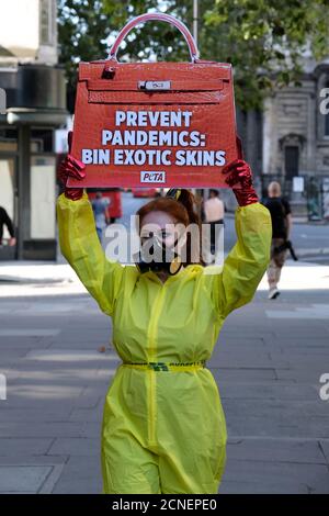 Strand, London, Großbritannien. September 2020. PETA inszeniert auf der London Fashion Week einen Protest gegen exotische Felle. Kredit: Matthew Chattle/Alamy Live Nachrichten Stockfoto