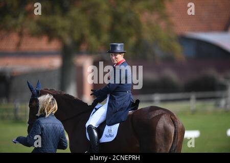 Zara Tindall über Class Affair im Dressursport während der Burnham Market International Horse Trials in Norfolk. Stockfoto