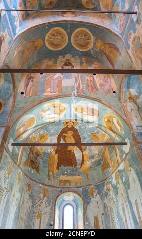 Mutter Gottes auf dem Thron mit den Erzengeln Michael und Gabriel. Fresken von Dionisius in der Geburtskirche der Jungfrau Maria im Kloster Ferapontov. Stockfoto