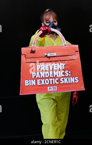 Strand, London, Großbritannien. September 2020. PETA inszeniert auf der London Fashion Week einen Protest gegen exotische Felle. Kredit: Matthew Chattle/Alamy Live Nachrichten Stockfoto