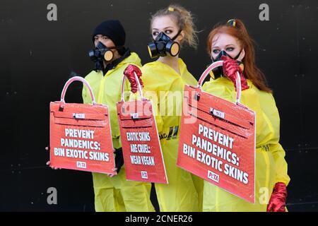 Strand, London, Großbritannien. September 2020. PETA inszeniert auf der London Fashion Week einen Protest gegen exotische Felle. Kredit: Matthew Chattle/Alamy Live Nachrichten Stockfoto