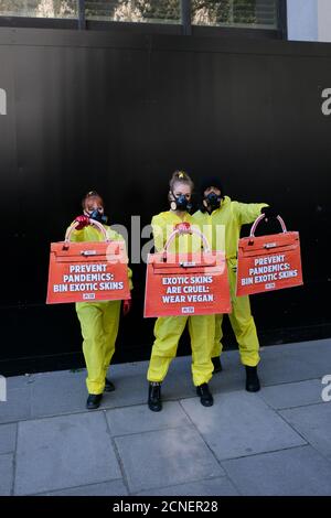 Strand, London, Großbritannien. September 2020. PETA inszeniert auf der London Fashion Week einen Protest gegen exotische Felle. Kredit: Matthew Chattle/Alamy Live Nachrichten Stockfoto