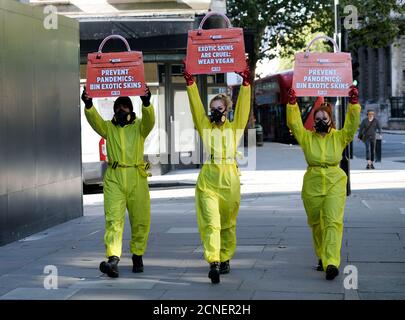 Strand, London, Großbritannien. September 2020. PETA inszeniert auf der London Fashion Week einen Protest gegen exotische Felle. Kredit: Matthew Chattle/Alamy Live Nachrichten Stockfoto