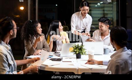 Arbeiten spät, interracial asiatische Business-Team Brainstorming Idee Treffen. Stockfoto