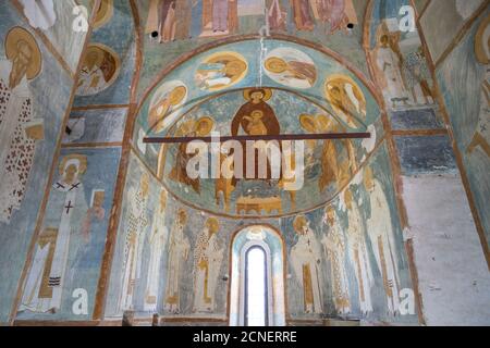 Mutter Gottes auf dem Thron mit den Erzengeln Michael und Gabriel. Fresken von Dionisius in der Geburtskirche der Jungfrau Maria im Kloster Ferapontov. Stockfoto