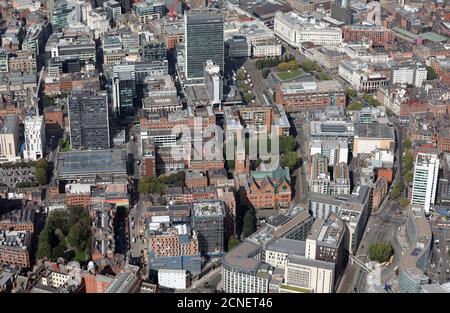 Luftaufnahme des Stadtzentrums von Manchester von Südosten mit Blick auf die Chorlton Street in Richtung City Tower & Piccadilly Gardens. September 2020 Stockfoto