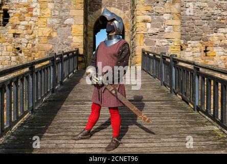 Dirleton, East Lothian, Schottland, Großbritannien, 18. September 2020. Dirleton Castle Wiedereröffnung: Historische Umgebung Schottland eröffnet mehr seiner Grundstücke wieder. Heute ist der erste Tag für Besucher der Burg seit der Sperre. Andrew Spratt, HES Custodian, Medieval Enthusiast und man at Arms angemessen in mittelalterlichen Rüstung gekleidet und trägt eine Gesichtsmaske Stockfoto