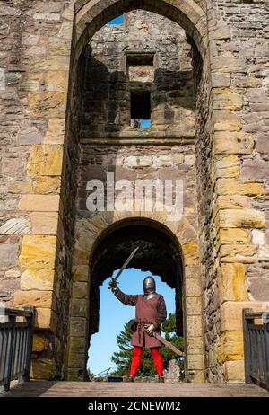 Dirleton, East Lothian, Schottland, Großbritannien, 18. September 2020. Dirleton Castle Wiedereröffnung: Historische Umgebung Schottland eröffnet mehr seiner Grundstücke wieder. Heute ist der erste Tag für Besucher der Burg seit der Sperre. Andrew Spratt, HES-Hüter, Mittelalterenthusiast und man at Arms begrüßt die ersten Besucher, die angemessen in mittelalterlicher Rüstung gekleidet sind Stockfoto