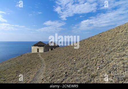 Altes ruiniertes Haus am Hang über dem Meer. Stockfoto