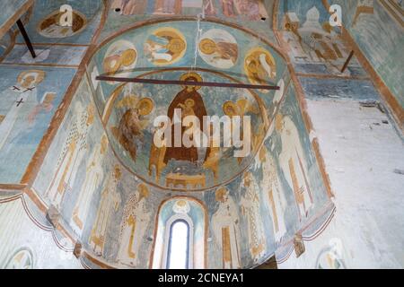 Mutter Gottes auf dem Thron mit den Erzengeln Michael und Gabriel. Fresken von Dionisius in der Geburtskirche der Jungfrau Maria im Kloster Ferapontov. Stockfoto