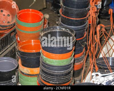 Alte Plastikblumentöpfe in Stapeln Stockfoto