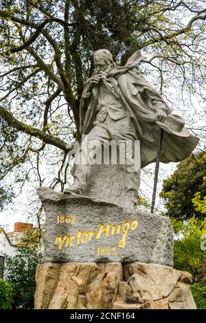 Statue von Victor Hugo (1914) in Candie Gardens, Saint Peter Port, Guernsey, Kanalinseln, Großbritannien. Victor Hugo lebte 15 Jahre in Guernsey. Stockfoto