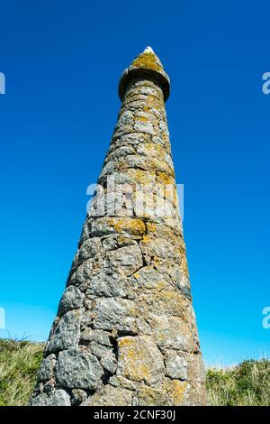 Der Obelisk, Pierre Aux Ratten, markiert den ehemaligen Standort eines neolithischen Grabes. Herm Island, Guernsey, Kanalinseln, Großbritannien. Stockfoto