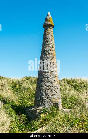 Der Obelisk, Pierre Aux Ratten, markiert den ehemaligen Standort eines neolithischen Grabes. Herm Island, Guernsey, Kanalinseln, Großbritannien. Stockfoto