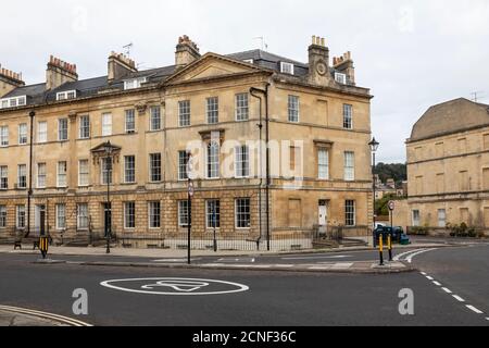 3-stöckige georgianische Reihenhäuser an der Ecke von Sydney Place und Great Pulteney Street in der Stadt Bath, Somerset, England, Großbritannien Stockfoto