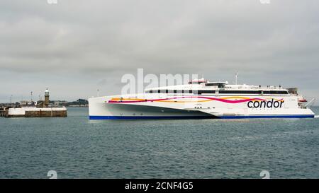 Das Trimaran-Schiff von Condor Ferries, HSC Condor Liberation, betritt den Hafen von Saint Peter Port, Bailiwick of Guernsey, Großbritannien. Stockfoto