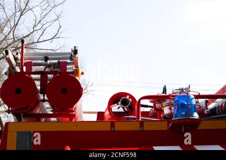 Ein Feuerwehrfahrzeug, Rückansicht der Kanister für den Transport von Saugschläuchen mit an ihnen angebrachten Brandentweichen, Platz kopieren Stockfoto