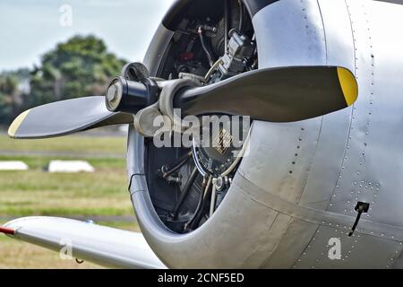 AUCKLAND, NEUSEELAND - 30. März 2019: Auckland / Neuseeland - 30 2019. März: Nahaufnahme von luftgekühltem Kolbenmotor und Propeller Stockfoto