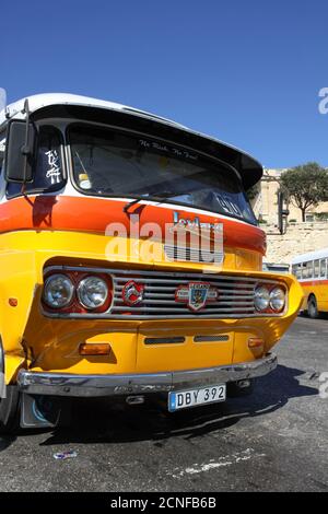 Bunte Vintage Leyland Tiger Cub Bus in Valletta, Malta Stockfoto