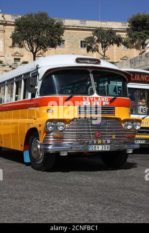 Bunte Vintage Leyland Tiger Cub Bus in Valletta, Malta Stockfoto