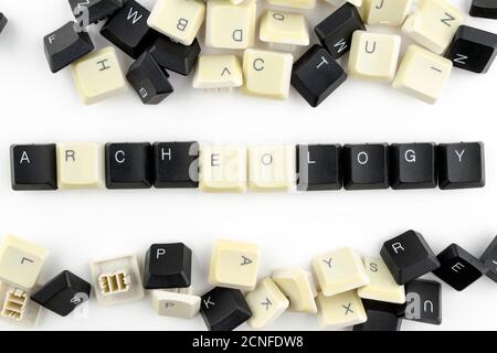 Computer und Computertechnologien in der Industrie und in den Bereichen der menschlichen Tätigkeit - Konzept. Archäologie. Auf einem weißen Hintergrund von den verstreuten Tasten von Stockfoto