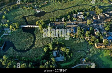 Danfeng. September 2020. Luftbild aufgenommen am 18. September 2020 zeigt eine Ansicht der alten Stadt Dihua im Bezirk Danfeng, Shangluo Stadt im Nordwesten Chinas Shaanxi Provinz. Dihua alte Stadt hat viele Touristen mit seiner gut geschützten ökologischen Umwelt, reiche Geschichte und einzigartige Volksbräuche angezogen. Quelle: Tao Ming/Xinhua/Alamy Live News Stockfoto