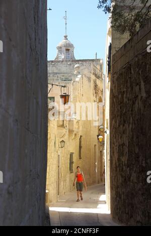 Weibliche Touristen in einer engen Seitenstraße im Mittelalter Befestigte Stadt Mdina in Malta Stockfoto