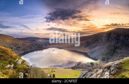 Dramatischer Sonnenuntergang am Lake Lough Tay oder am Guinness Lake In der Grafschaft Wicklow Stockfoto