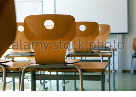 Schreibtische in einem bayerischen Klassenzimmer so viele Schüler im Staat selbst zu isolieren. Stockfoto