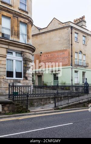 Geisterschild an der Wand eines Hauses in Bath mit Werbung für Hay Hill Dairy, Bath, Somerset, England, UK Stockfoto