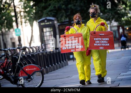 In Gefahr gekleidete Demonstranten der PETA-Gruppe für Tierrechte demonstrieren vor dem Somerset House, dem Veranstaltungsort der London Fashion Week. Stockfoto