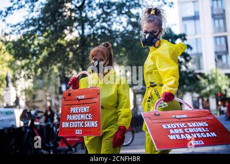 In Gefahr gekleidete Demonstranten der PETA-Gruppe für Tierrechte demonstrieren vor dem Somerset House, dem Veranstaltungsort der London Fashion Week. Stockfoto