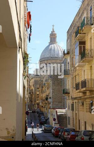 Blick auf die West Street in Valletta, Malta, mit Madonna Tal-Karmnu Kirche, Unsere Liebe Frau vom Berg Karmel, sichtbar am Ende der Straße Stockfoto