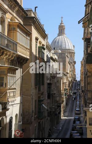 Blick auf Old Mint Street in Valletta, Malta, mit Madonna Tal-Karmnu Kirche, Unsere Liebe Frau vom Berg Karmel, sichtbar am Ende der Straße Stockfoto