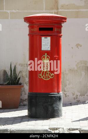 Traditionelle rote britische Stil Säule Box Royal Mail Briefkasten auf einer Straße in Valletta, Malta Stockfoto